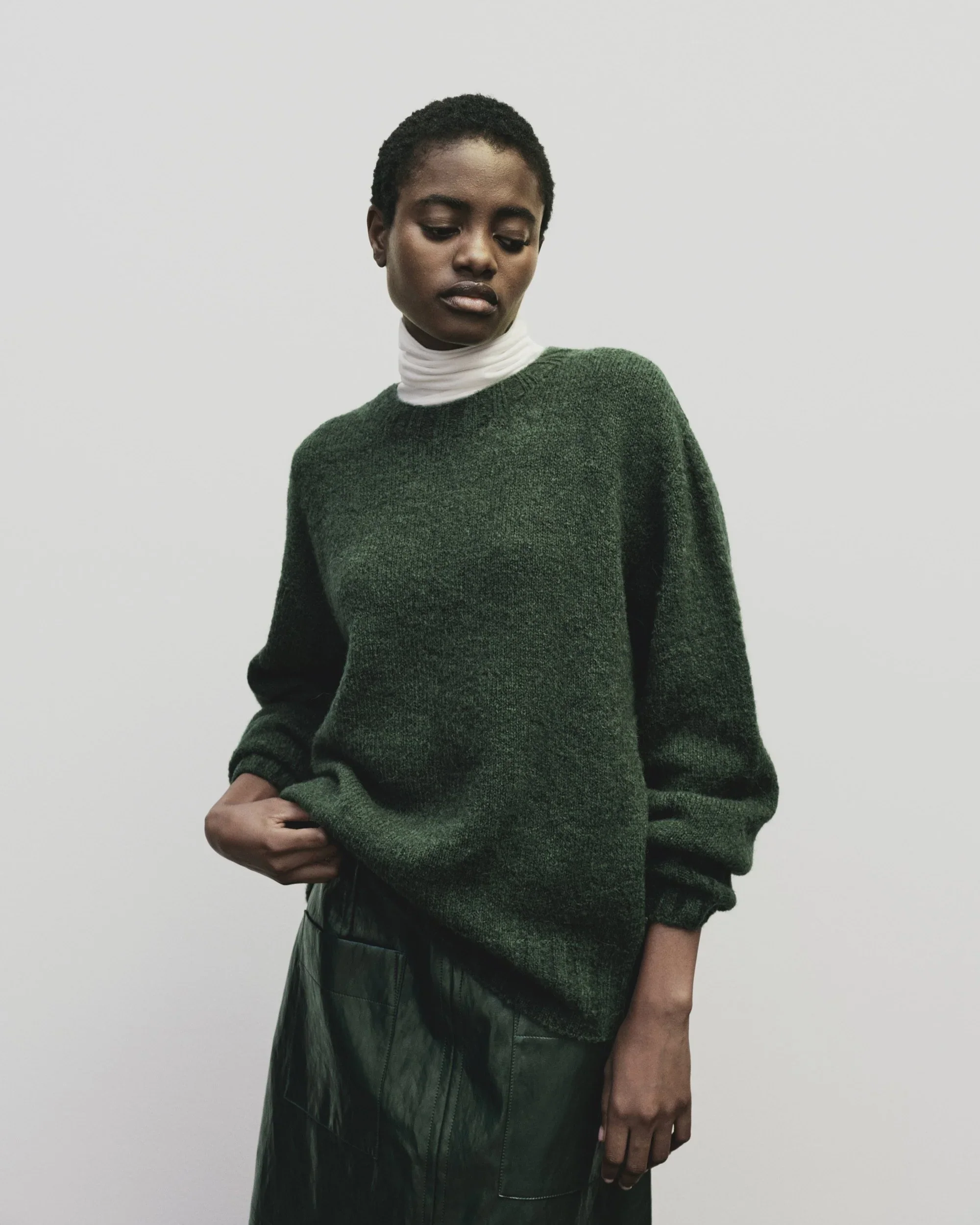 ALPACA BLEND WHOLEGARMENT KNIT SWEATER IN GREEEN - Image 2