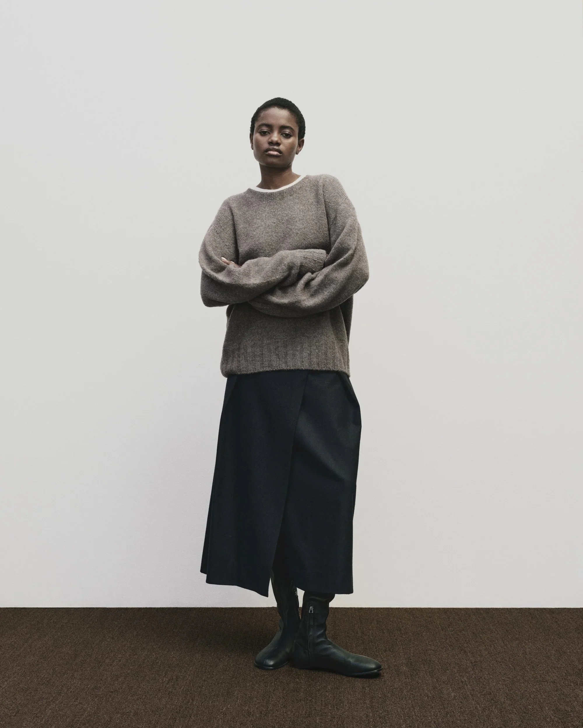 ALPACA BLEND WHOLEGARMENT KNIT SWEATER IN GREY - Image 3