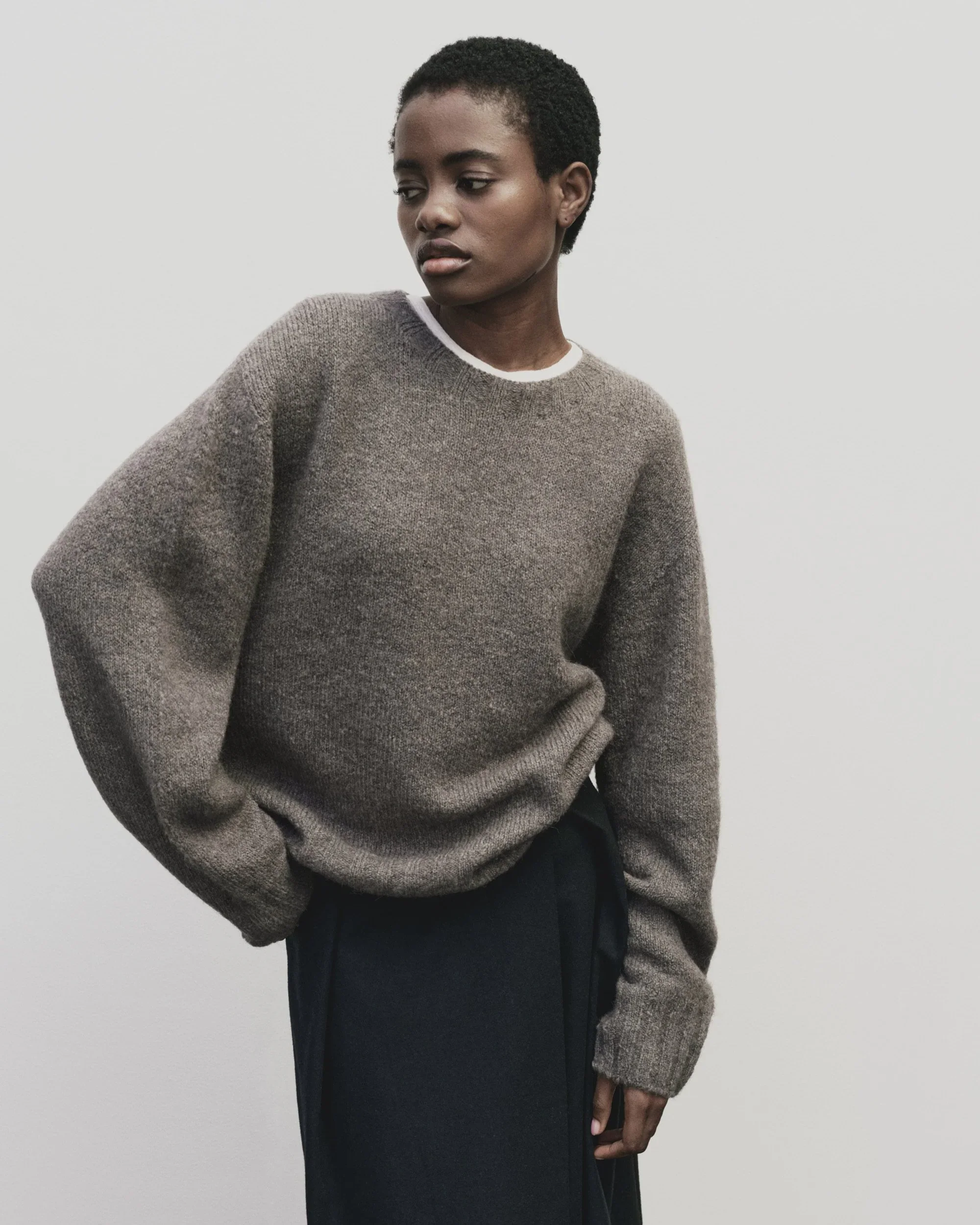 ALPACA BLEND WHOLEGARMENT KNIT SWEATER IN GREY - Image 4