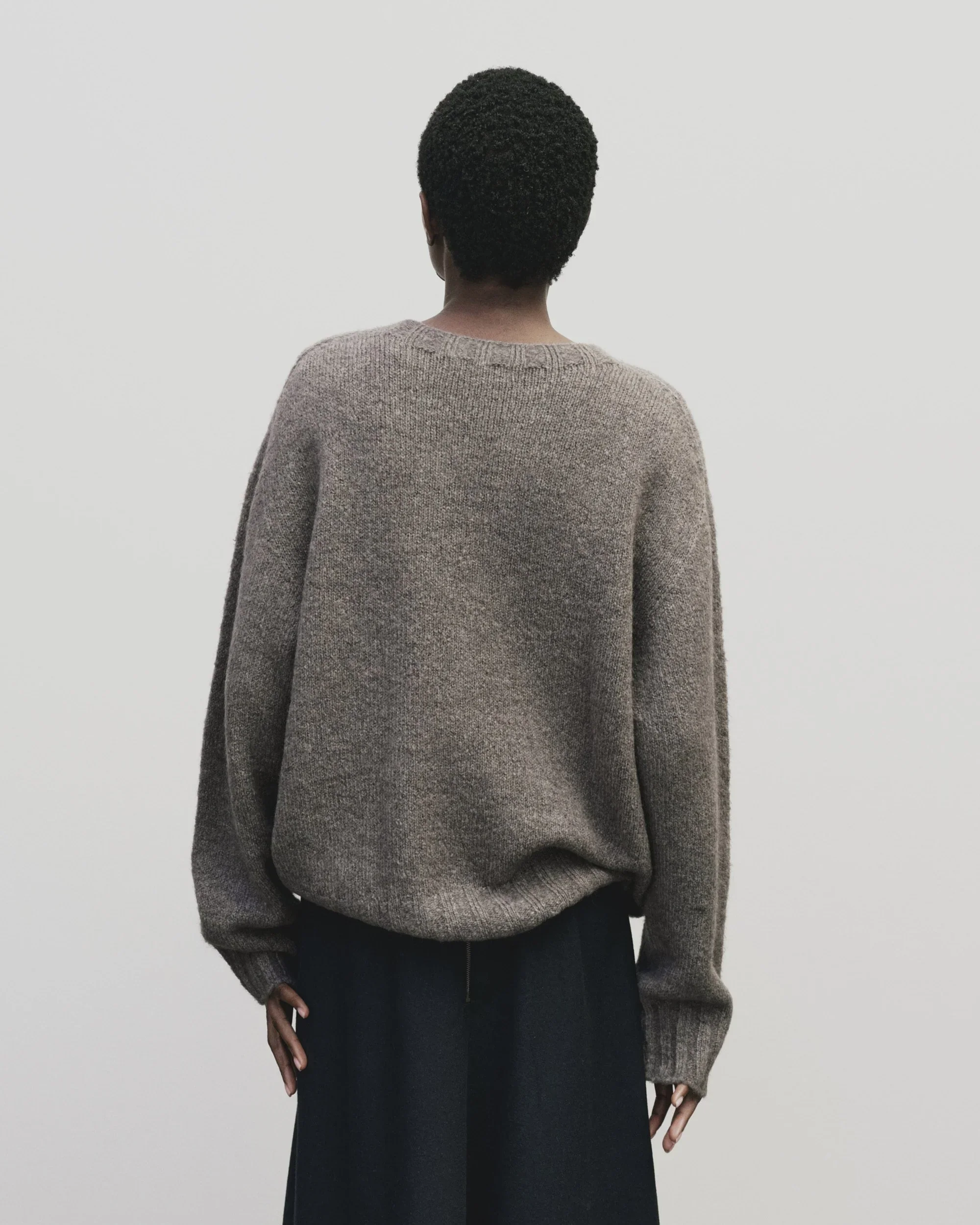 ALPACA BLEND WHOLEGARMENT KNIT SWEATER IN GREY - Image 5
