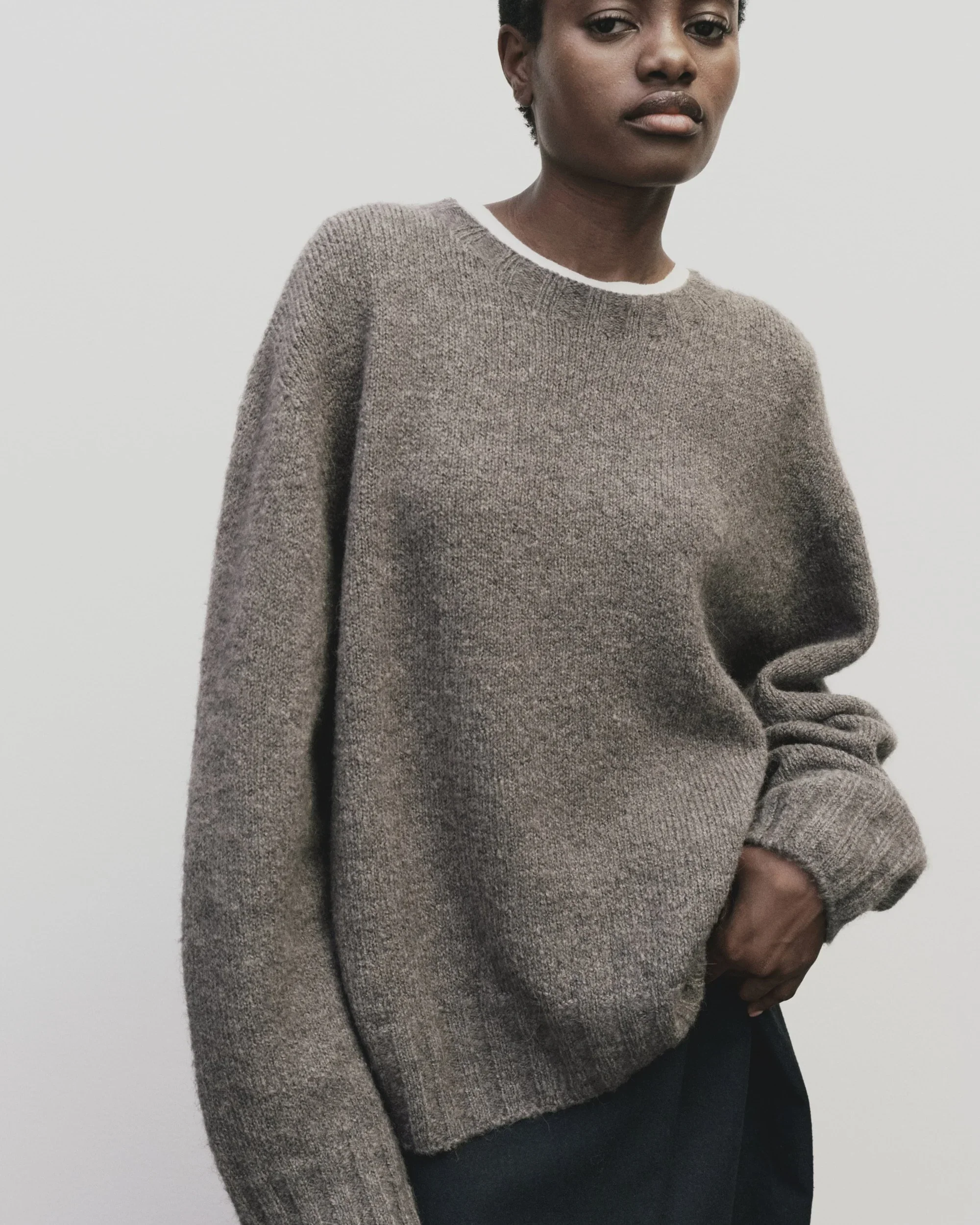 ALPACA BLEND WHOLEGARMENT KNIT SWEATER IN GREY - Image 6