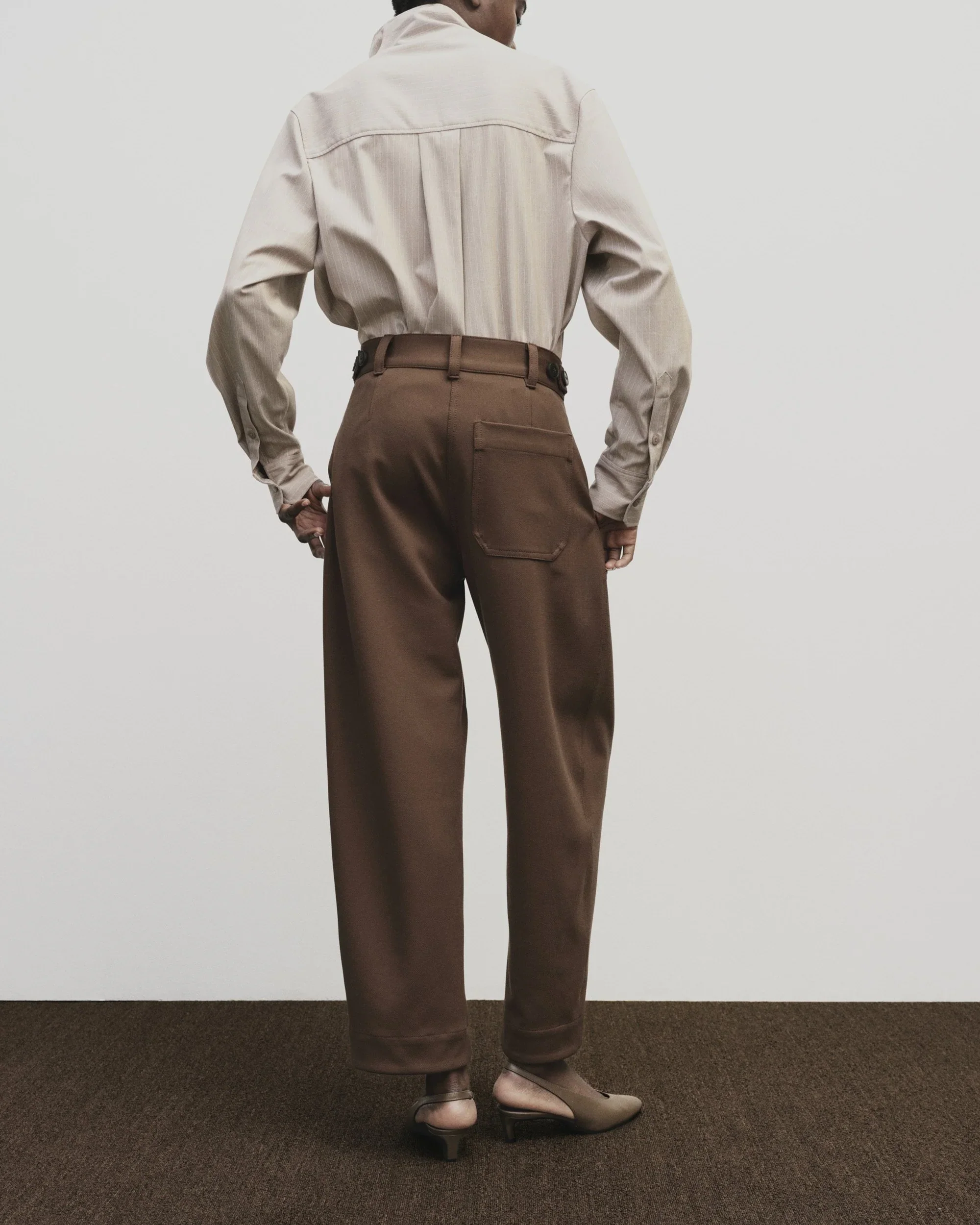 PLEATED BARREL LEG PANTS IN BROWN - Image 3