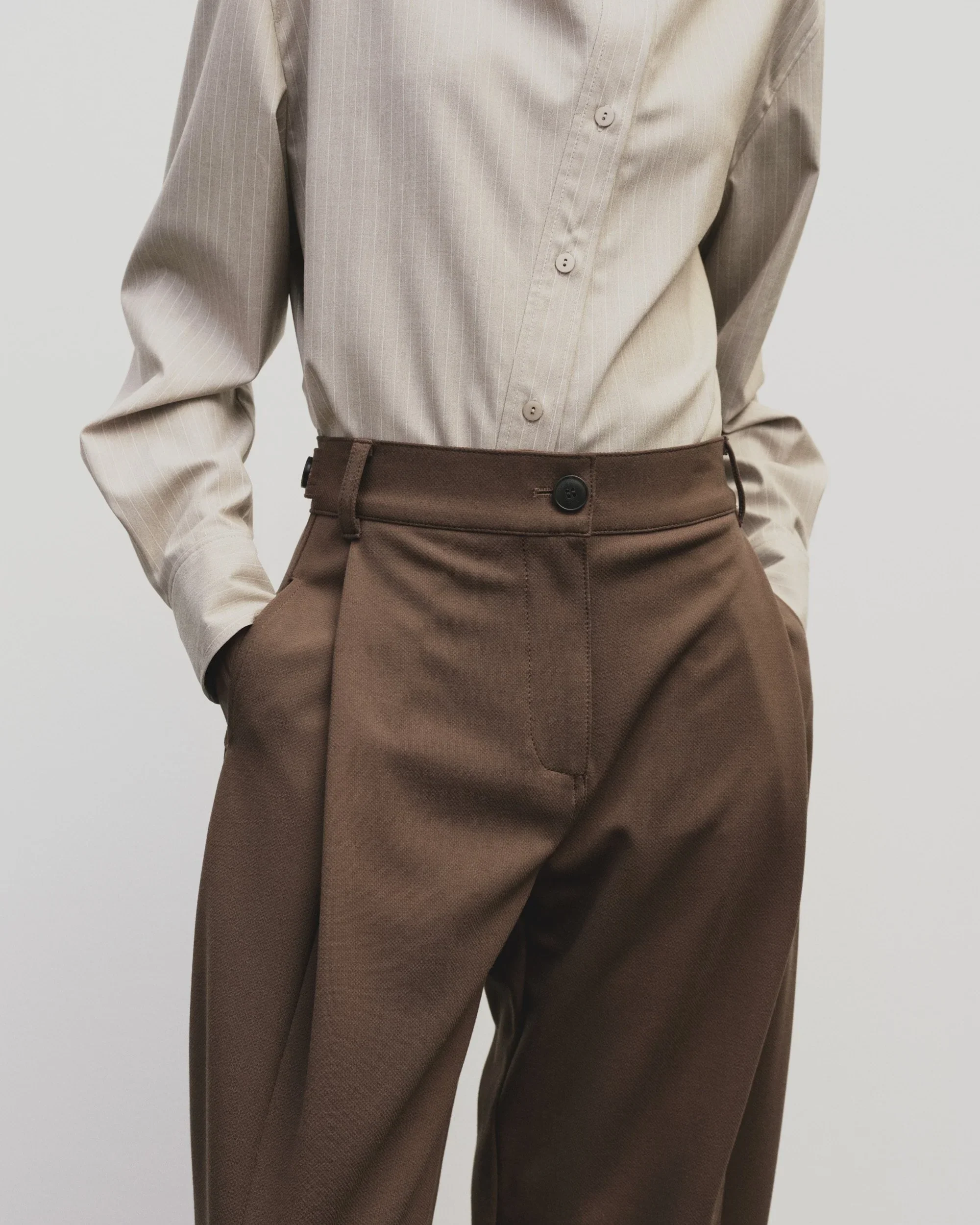 PLEATED BARREL LEG PANTS IN BROWN - Image 4