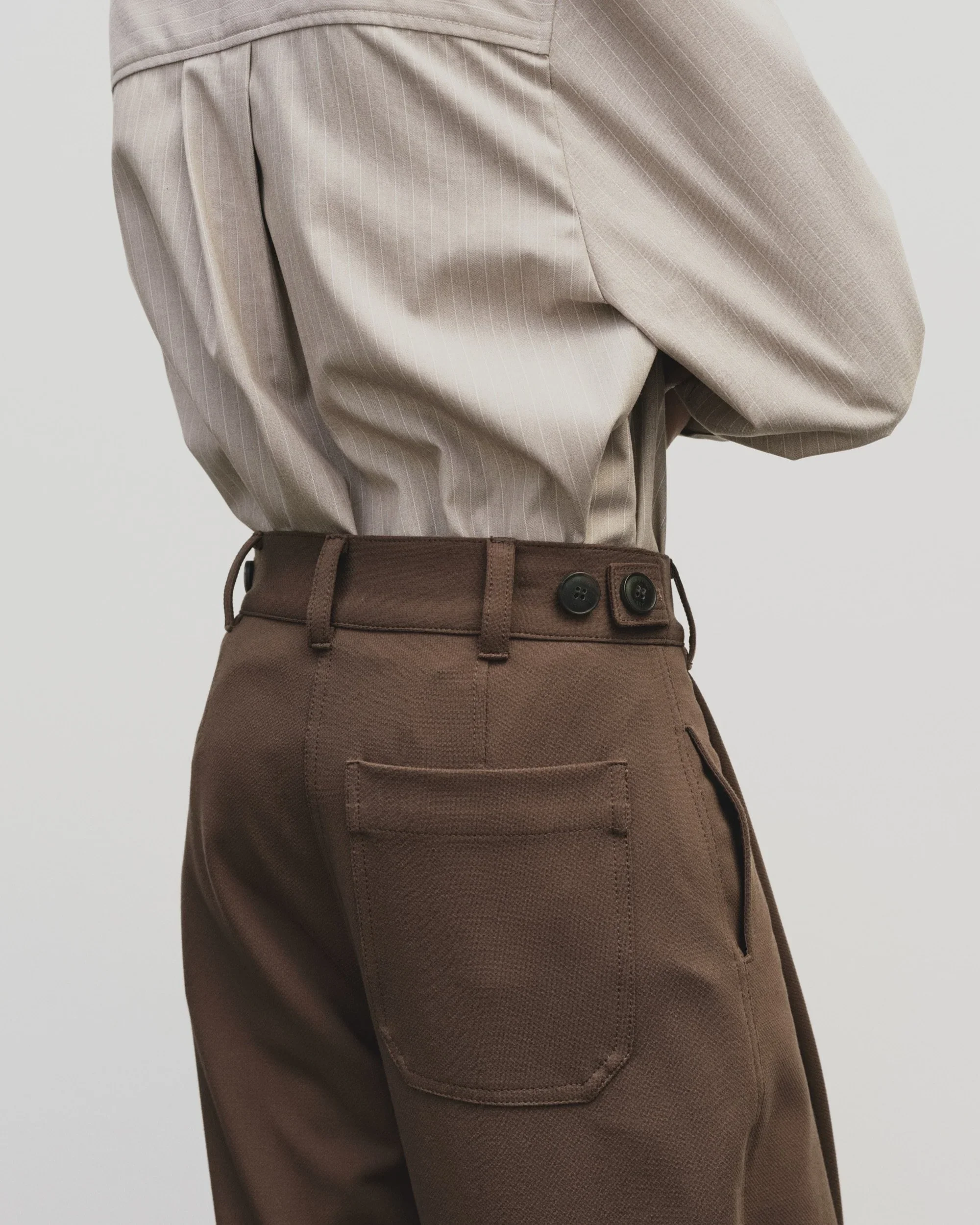 PLEATED BARREL LEG PANTS IN BROWN - Image 5