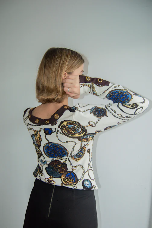 Grommet Detail Printed V Neck Sweater - Image 2