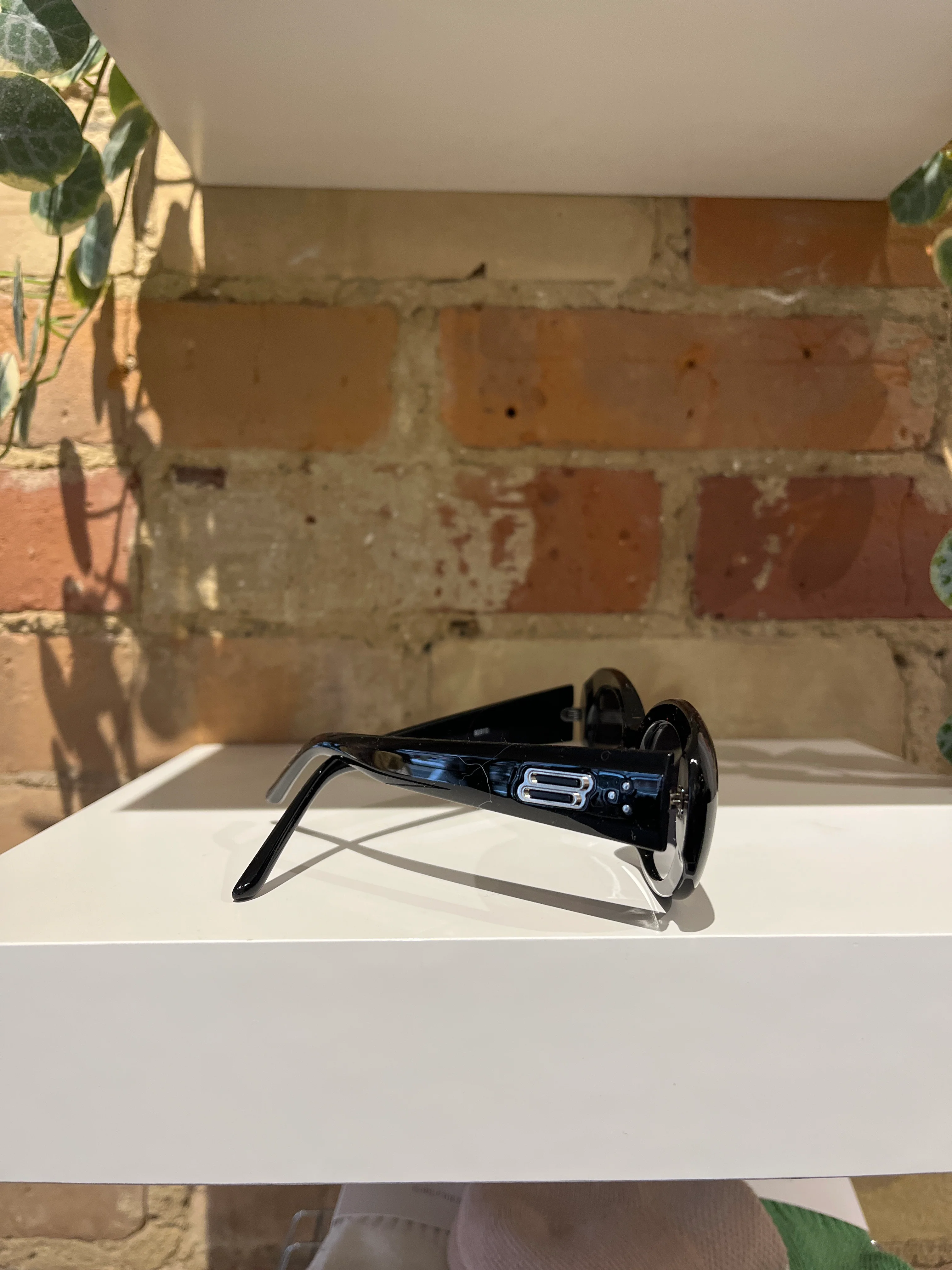 Melrose Sunglasses in Black - Image 2